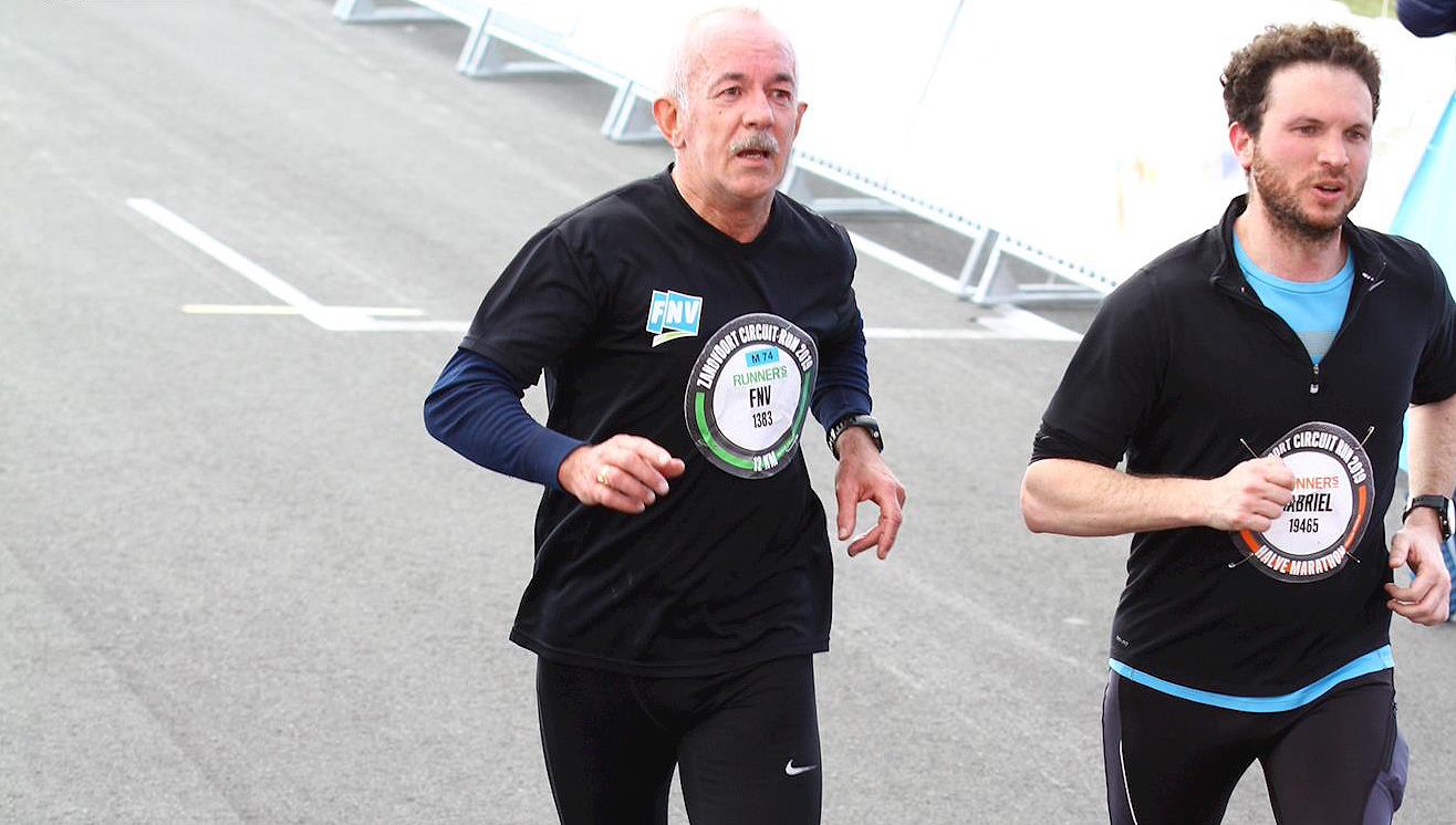 Jos Hilberding (left) in sight of the finish line. Image:Jos Hilberding (left) in sight of the finish line.