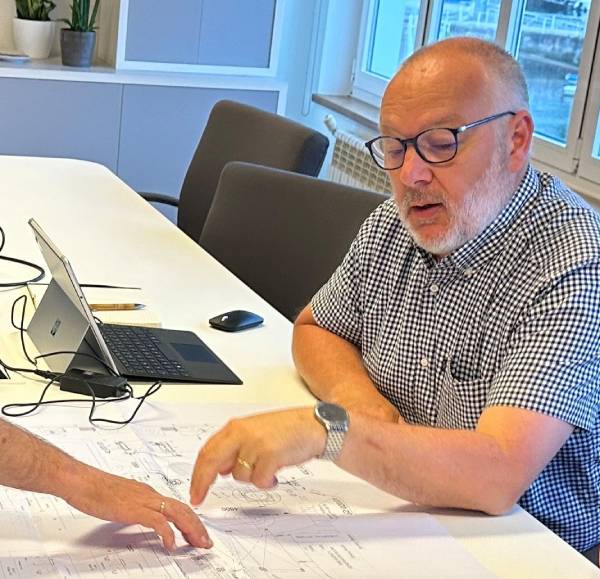 meet_members_Phil_Day_reviewing_plans_for_ship_Pole_Star_webinsert.jpg meet_members_Phil_Day_reviewing_plans_for_ship_Pole_Star_webinsert.jpg