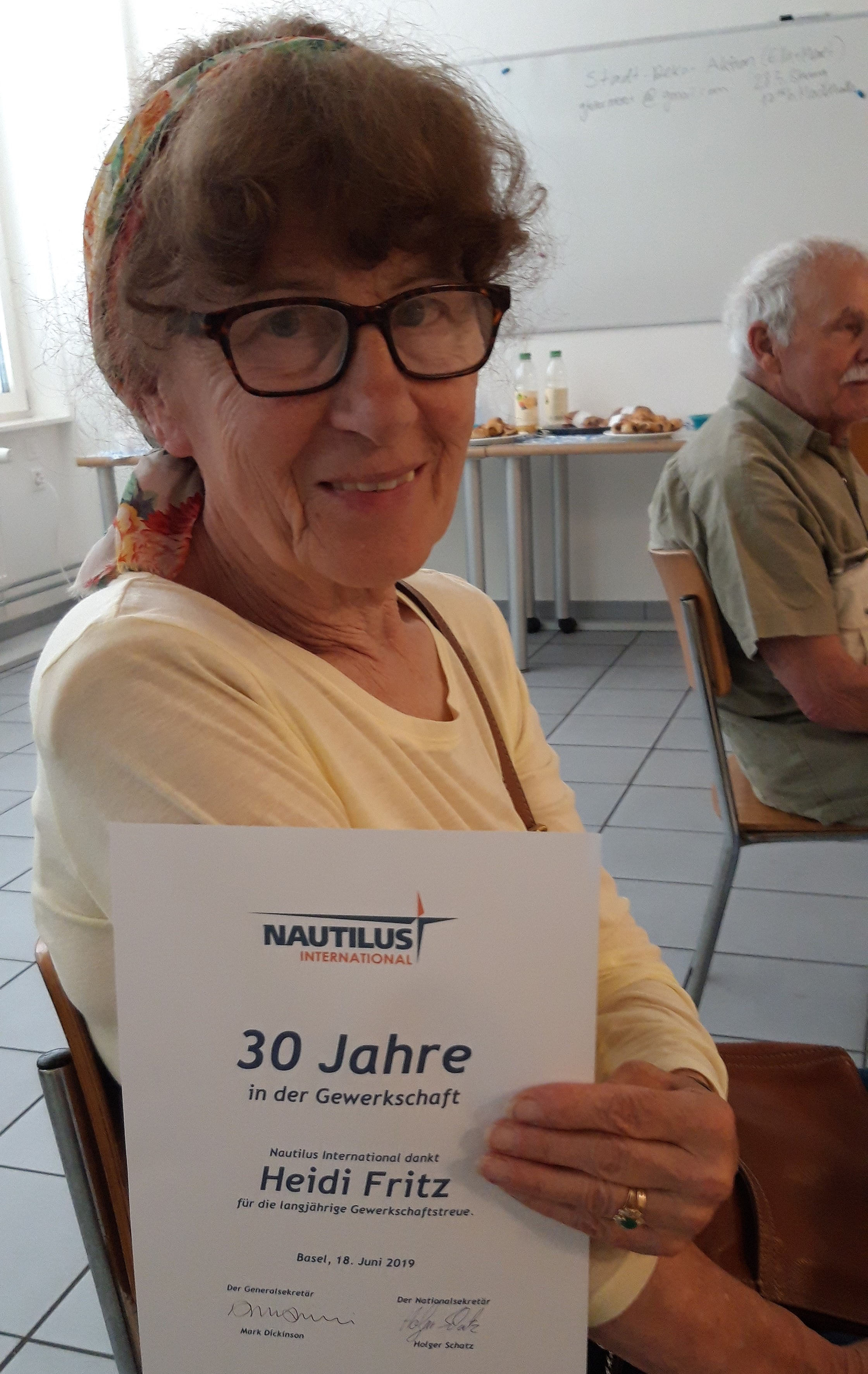 Image: Swiss branch member Heidi Fritz with her certificate commemorating 30 years of Union membership.